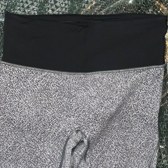 Lululemon cropped leggings size 6 - Picture 2 of 5
